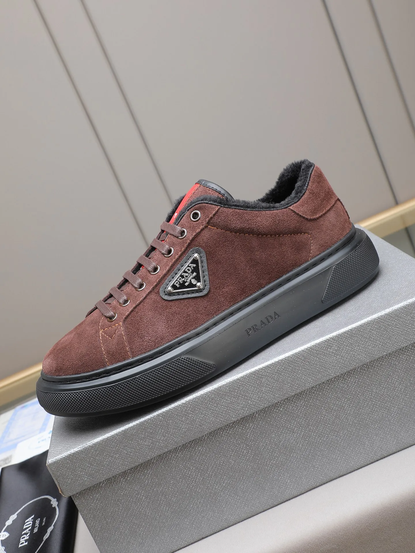 PP440 Prada/Prada men's new casual shoes, this upper is made of imported calfskin + velvet lining! The outside is decorated with the P family's classic metal triangle enamel logo, and the outsole is made of non-slip sports foam ultra-light outsole, which feels good on the feet and is a fashionable and fashionable item! Four colors to choose from!  Size: 38-44 (45 customized)